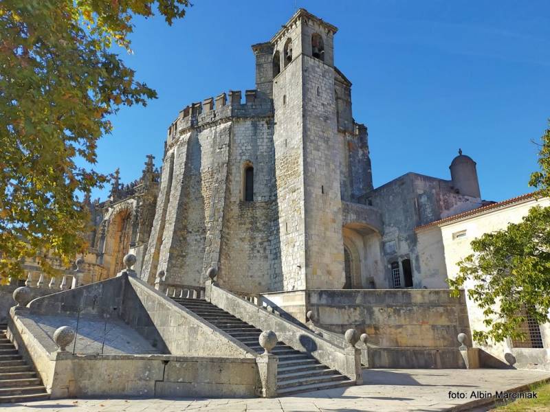 Kompleks klasztorny na obrzeżach miasta Tomar w Portugalii, wpisany na listę UNESCO